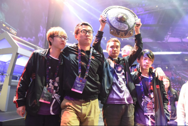 JDG赛后返图：Ruler／Missing互相击掌，Knight与Kanavi握手庆祝